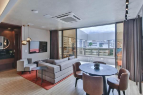 Loft alto padrão com varanda.